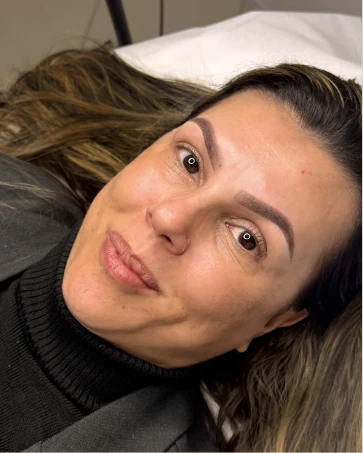 Antes e depois do design de sobrancelhas